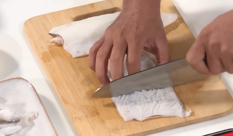 Sơ chế mực tươi, cắt miếng vừa ăn