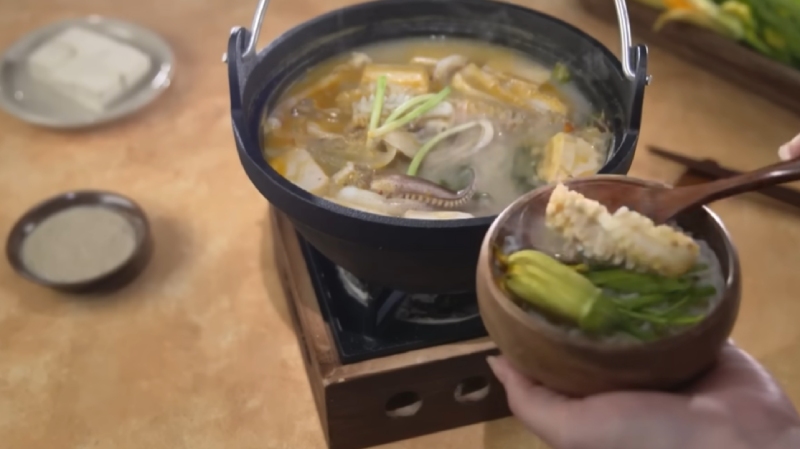 Nồi lẩu mực nấu chao hoàn thành, ăn kèm rau