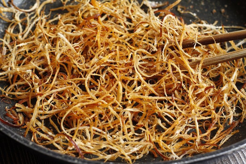 Chiên mực khô sợi trong chảo