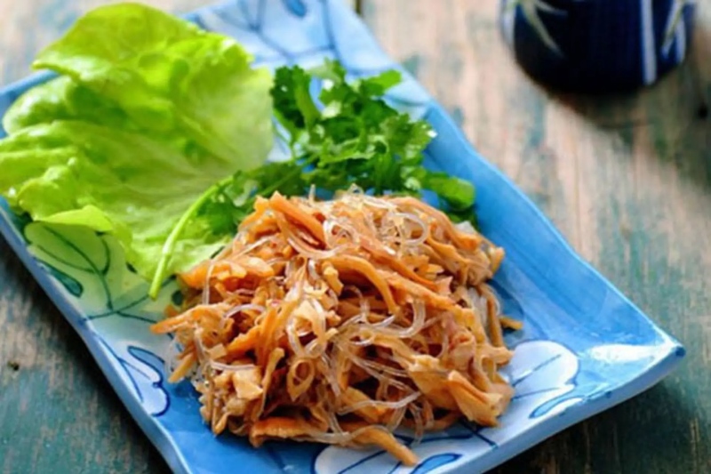 Miến xào mực khô bày ra đĩa, ăn kèm rau sống