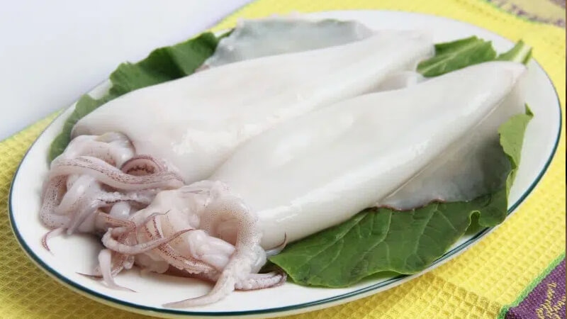 Chọn mực tươi nguyên con để làm mực nướng ngũ vị