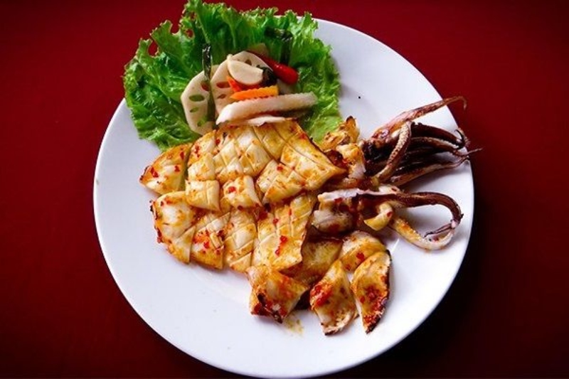 Mực nướng ngũ vị vàng đều trình bày đẹp mắt