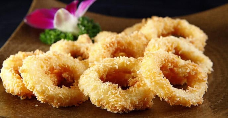 Đĩa mực chiên bơ trình bày đẹp mắt cùng rau thì là