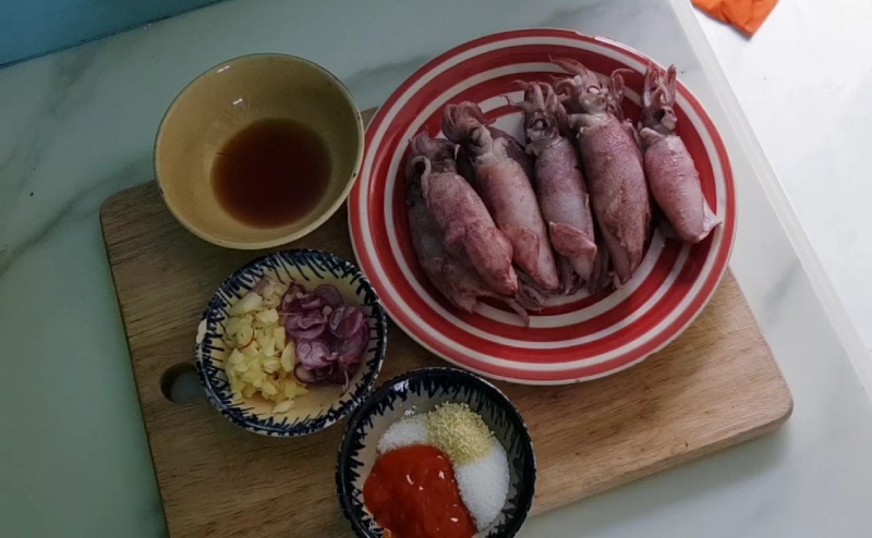 Sơ chế nguyên liệu làm mực chiên tỏi