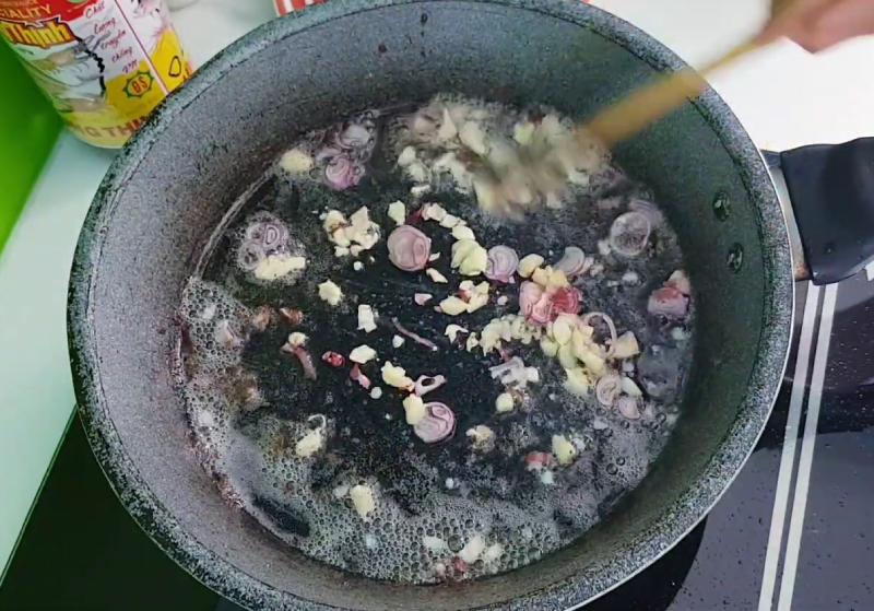 Phi thơm hành tỏi trên chảo dầu nóng