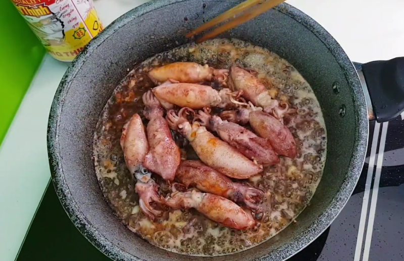 Công đoạn chiên mực với tỏi