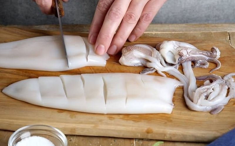 Sơ chế làm sạch mực và cắt thành khoan vừa ăn