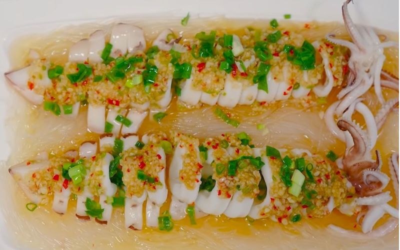 Thành phẩm món mực hấp hành tỏi