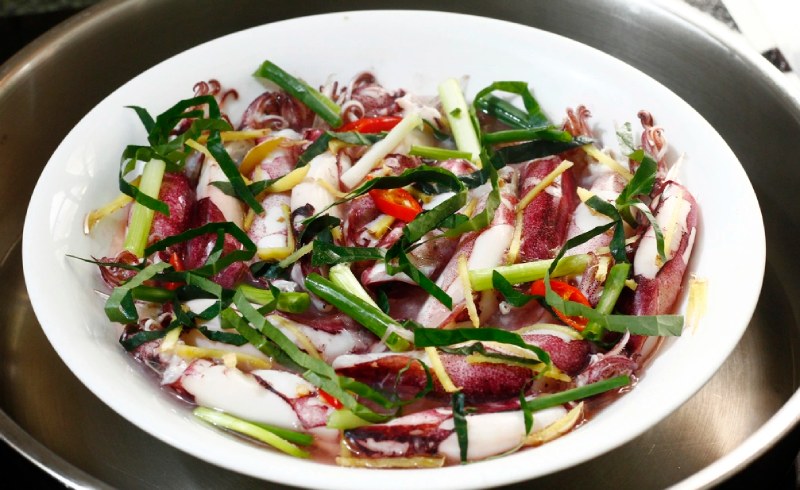 Công đoạn hấp mực với lá lốt