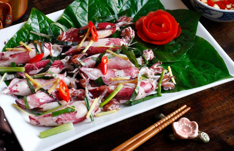 Dĩa mực hấp lá lốt thơm ngon