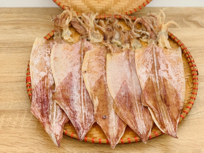 Những con mực khô nguyên con chất lượng chuẩn bị để chế biến