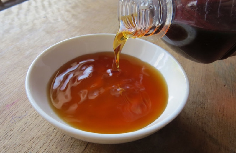 Rót nước mắm ra chén