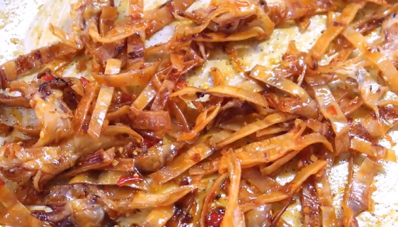 Rim mực với nước sốt trên chảo