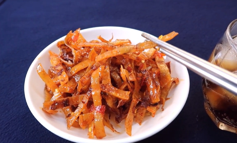 Mực khô rim sa tế thành trình bày trên đĩa