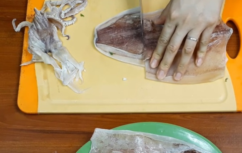 Cắt mực thành miếng vừa ăn