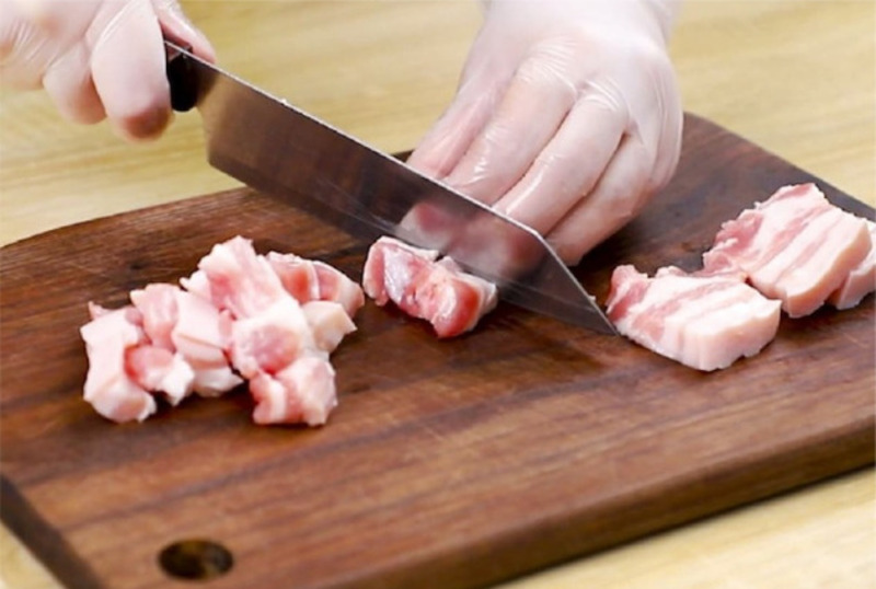 Cắt thịt ba chỉ thành các miếng vừa ăn