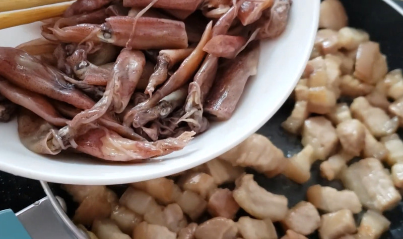 Cho mực muối đã sơ chế vào chảo