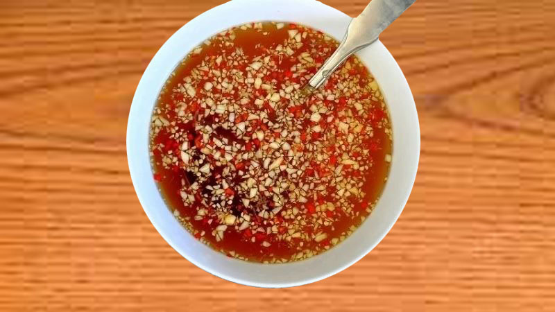 Tô nước mắm để rim mực
