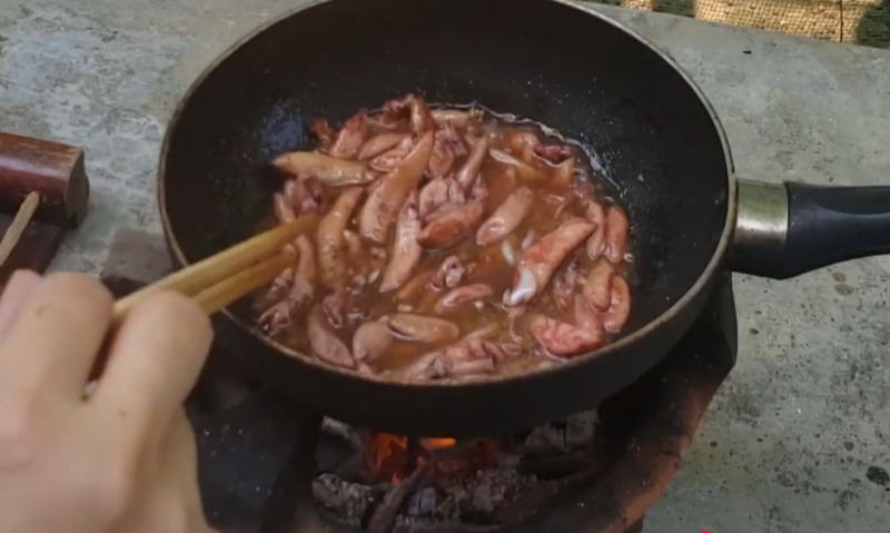 Cho nước cốt me vào chảo