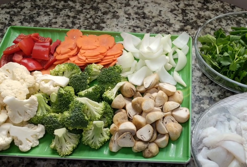 Rau củ được sơ chế, cắt khúc vừa ăn
