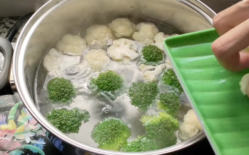 Rau củ được chần sơ cho chín