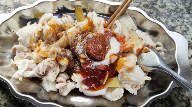 Trộn nước sốt với mực và rau củ