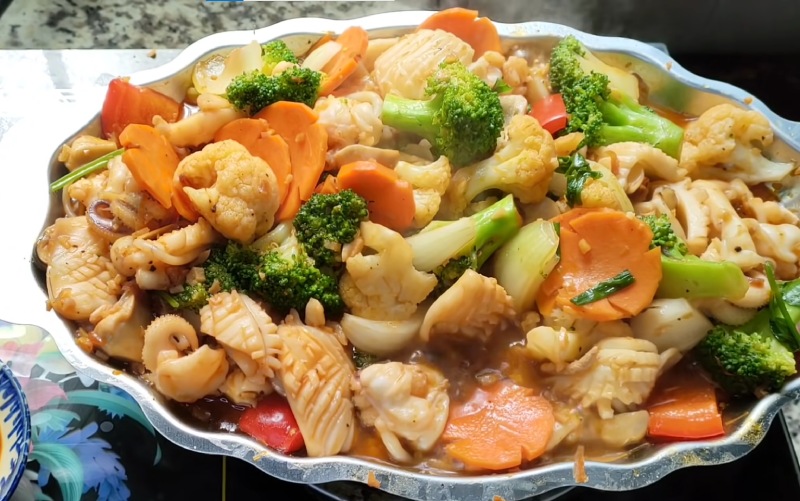 Đĩa mực né rau củ hấp dẫn