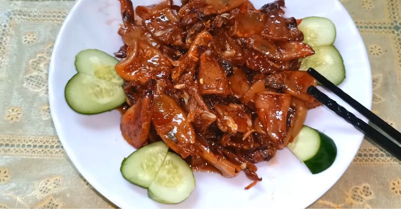 Mực ngào được trình bày ra dĩa