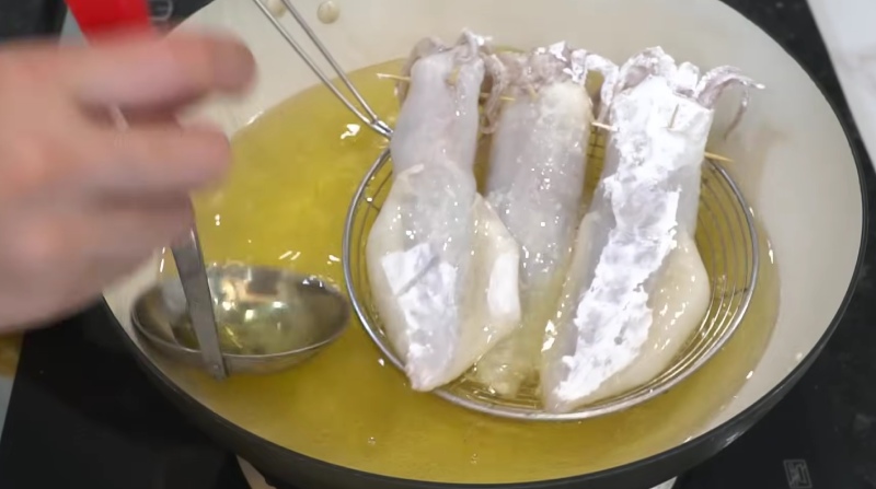 Công đoạn chiên mực