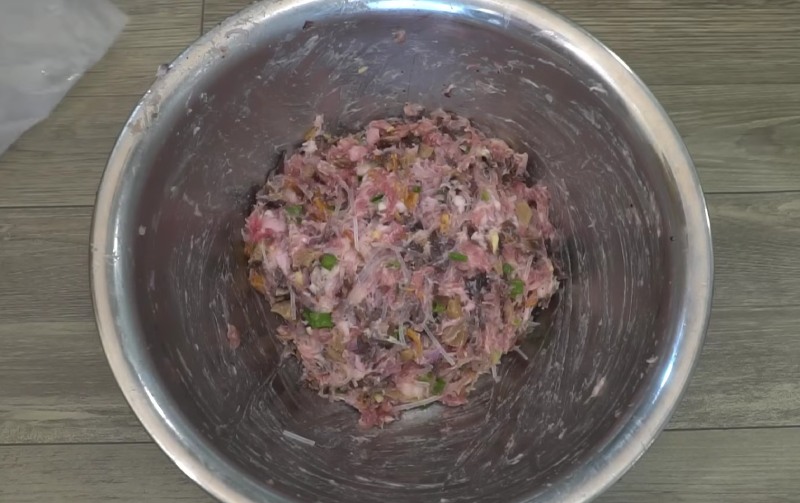 Trộn đều cho hỗn hợp mực và thịt heo xay
