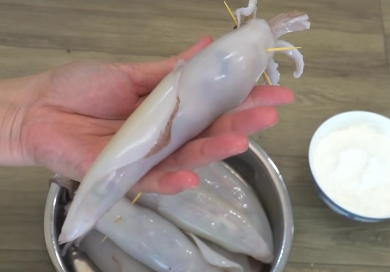 Dùng tăm ghim cố định miệng mực