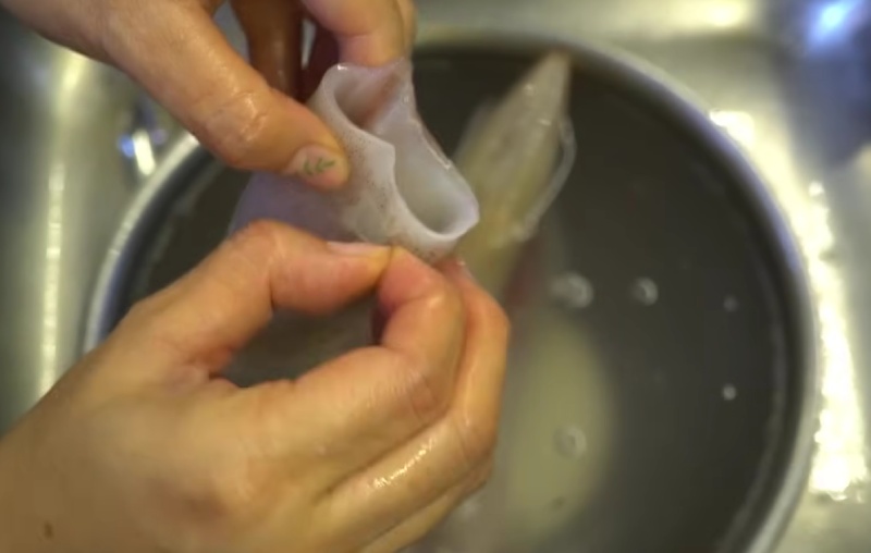 Sơ chế mực nhồi thịt chiên