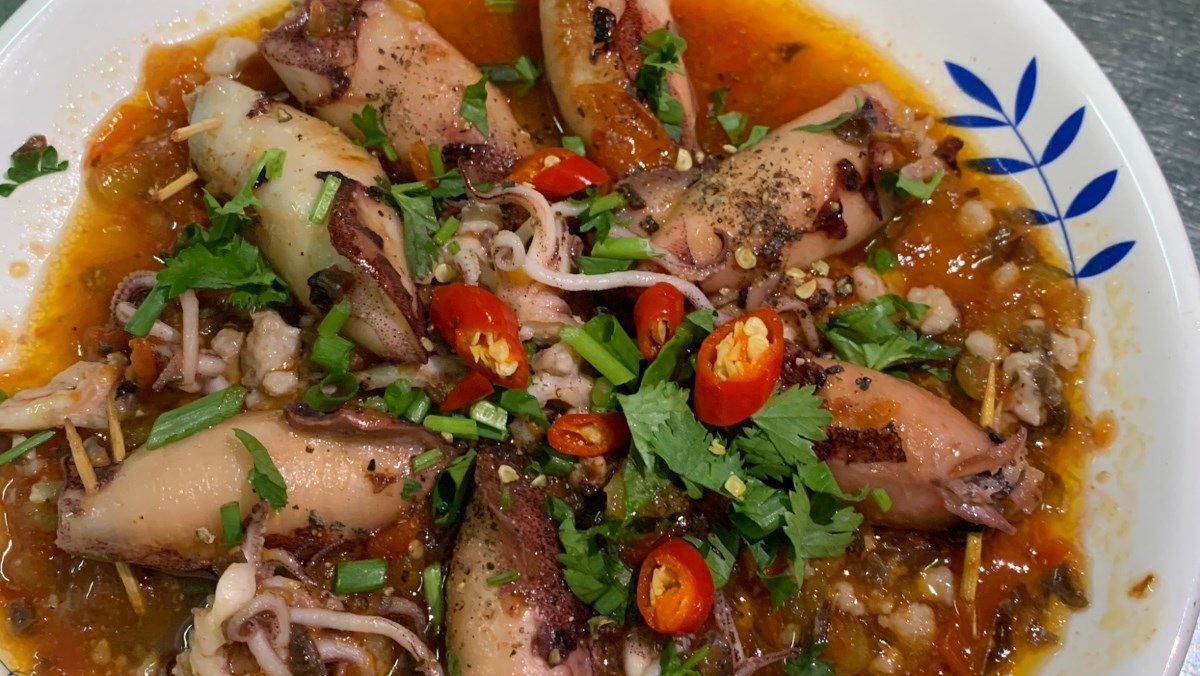 Thành phẩm mực nhồi thịt sốt cà chua cắt khoanh tròn đẹp mắt