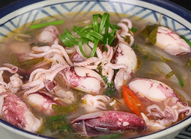 Trình bày mực nhúng mẻ ra bát, trang trí thêm hành lá và ớt sừng