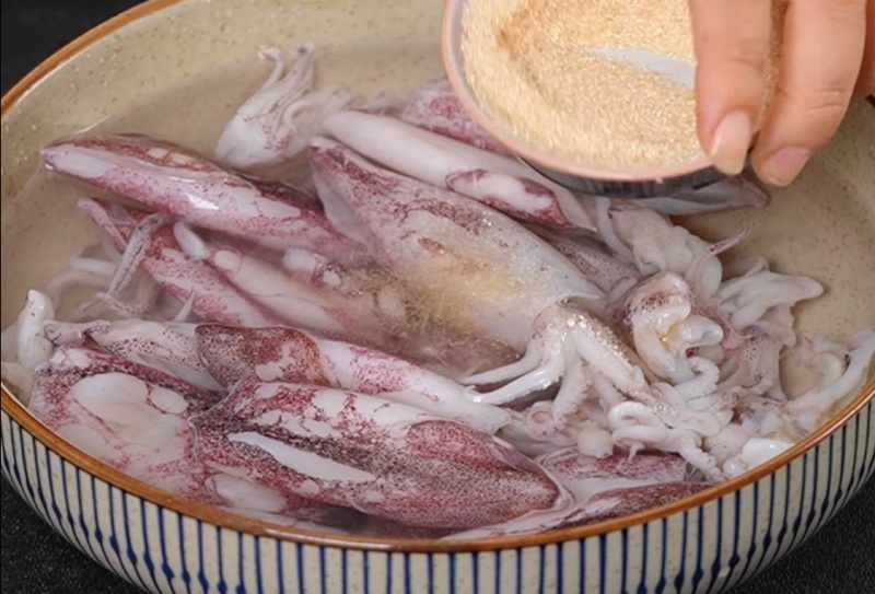 Cách sơ chế mực với đường hoặc chanh để khử mùi tanh