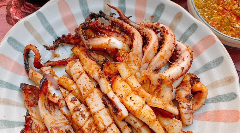 Mực nướng muối ớt cháy cạnh bày ra đĩa