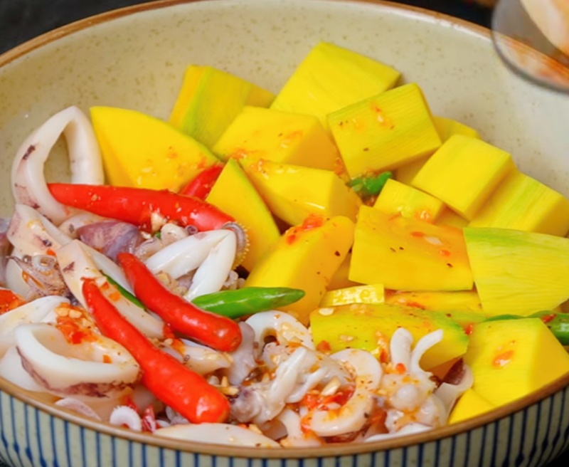 Cho các nguyên liệu và nước sốt Thái vào tô, trộn đều hỗn hợp