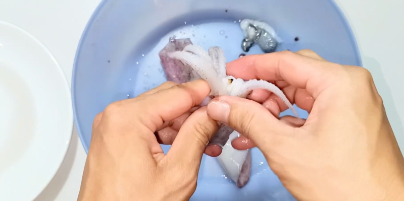 Sơ chế mực ống tươi sạch, giữ nguyên đầu và thân mực