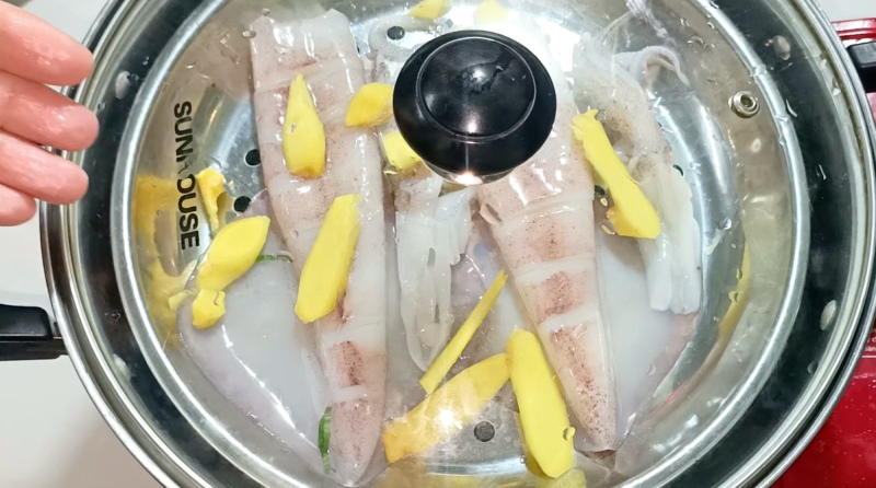 Hấp mực với gừng trước khi sốt Thái