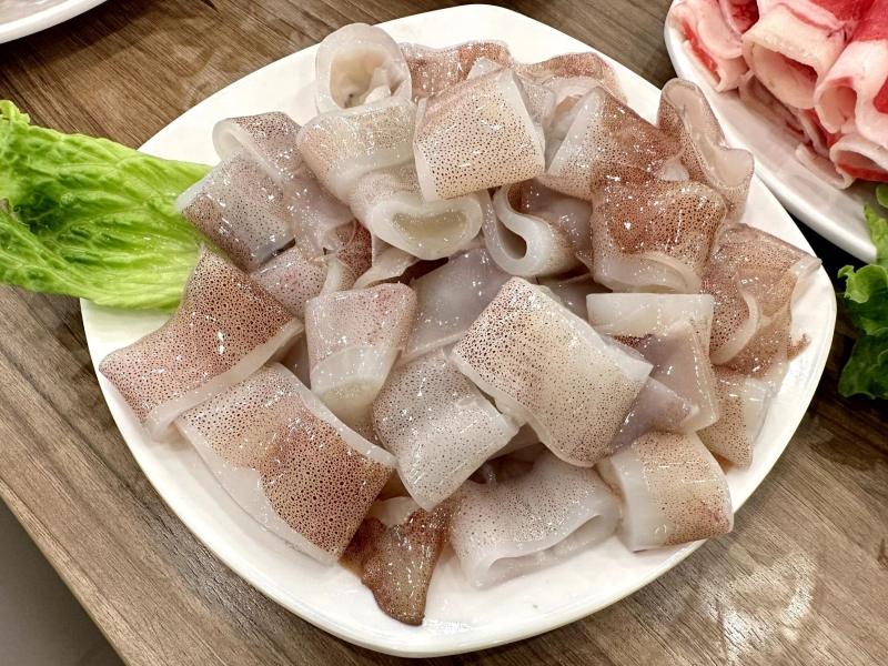 Sơ chế làm sạch mực và cắt thành khoang vừa ăn