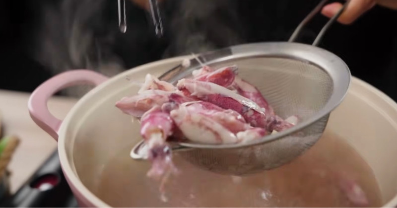 Chần sơ mực sữa qua nước sôi và vớt ra để ráo nước