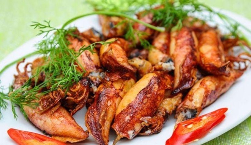 Món mực sữa chiên nước mắm trình bày ra đĩa cùng rau thì là và ớt