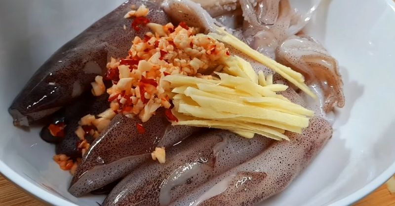 Ướp mực với gia vị