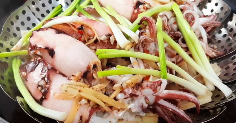 Cho thêm đầu hành vào xửng hấp