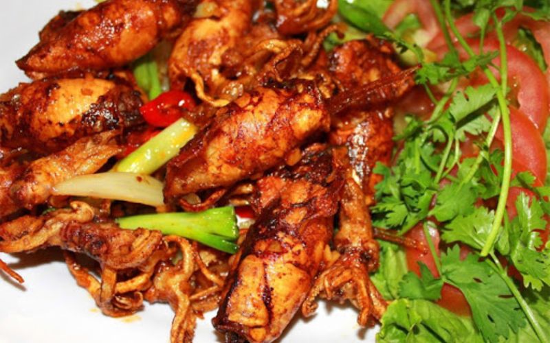 Mực trứng nướng sa tế cay nhẹ