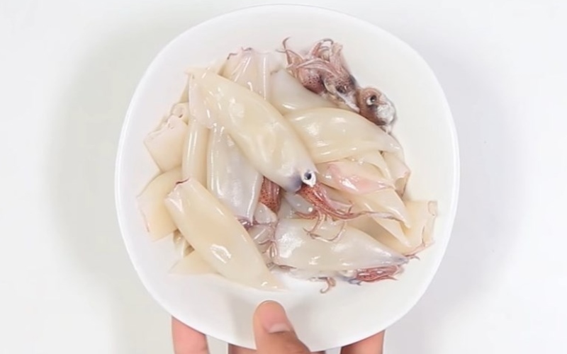 Rửa sạch mực với nước