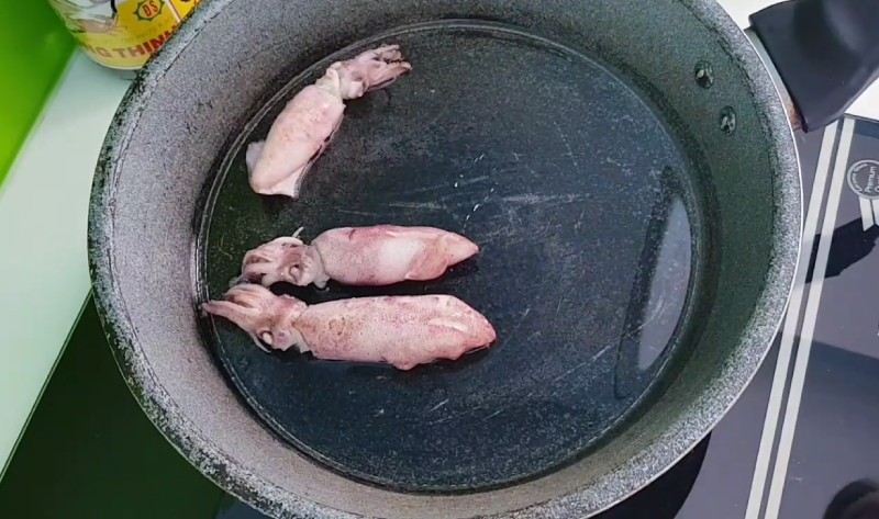 Chiên hoặc xào sơ mực trên chảo nóng