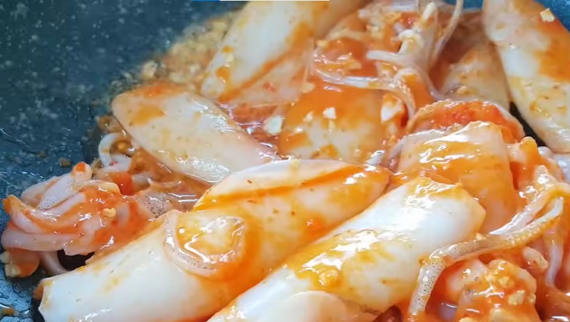 Công đoạn rim mực với nước sốt