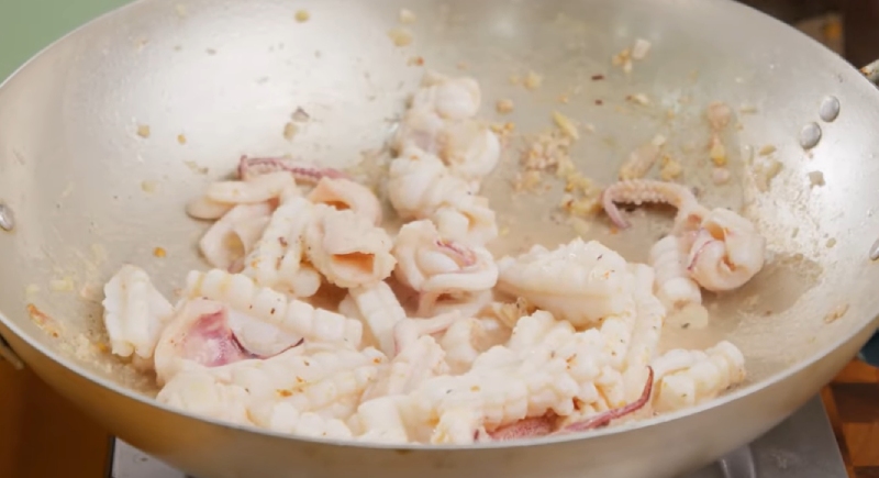 Xào mực trong chảo