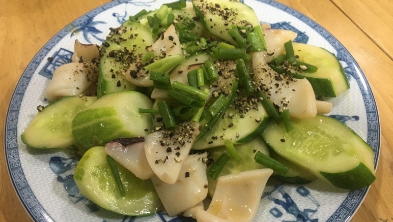 Mực xào dưa leo rắc tiêu và hành lá